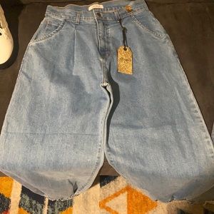 Vibrant brand 90’s inspired MoM jeans